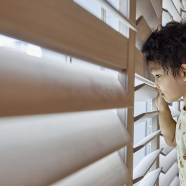 兒童房窗簾挑選無拉繩設計，安心又安全的窗簾—木質框型百葉窗Shutter